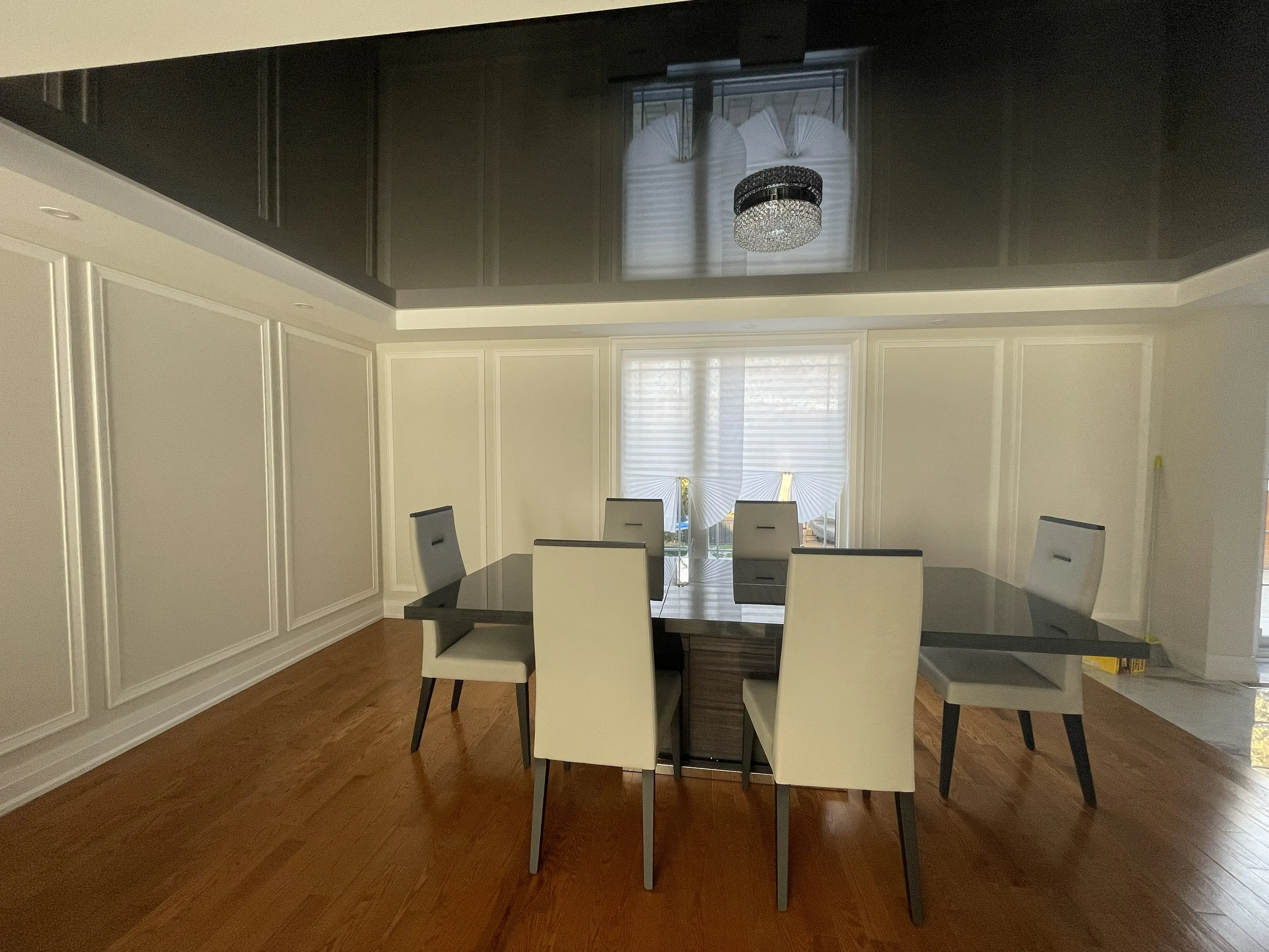 Designer living room with velvety smooth painted surfaces and modern trim profiles.