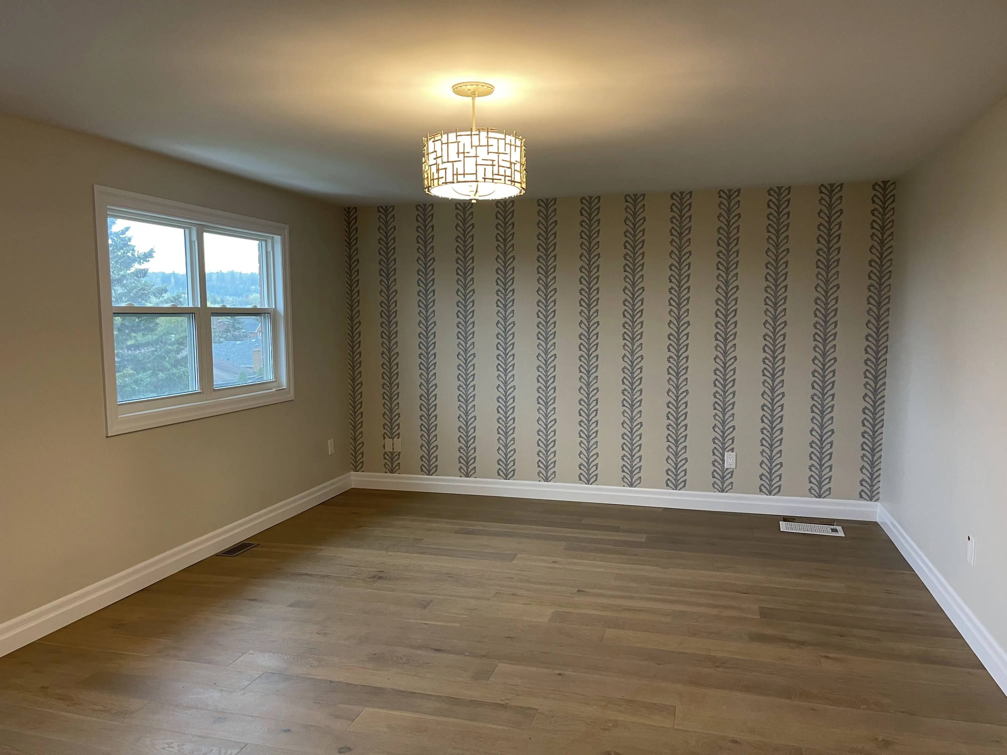 Perfectly matched wallpaper seams.