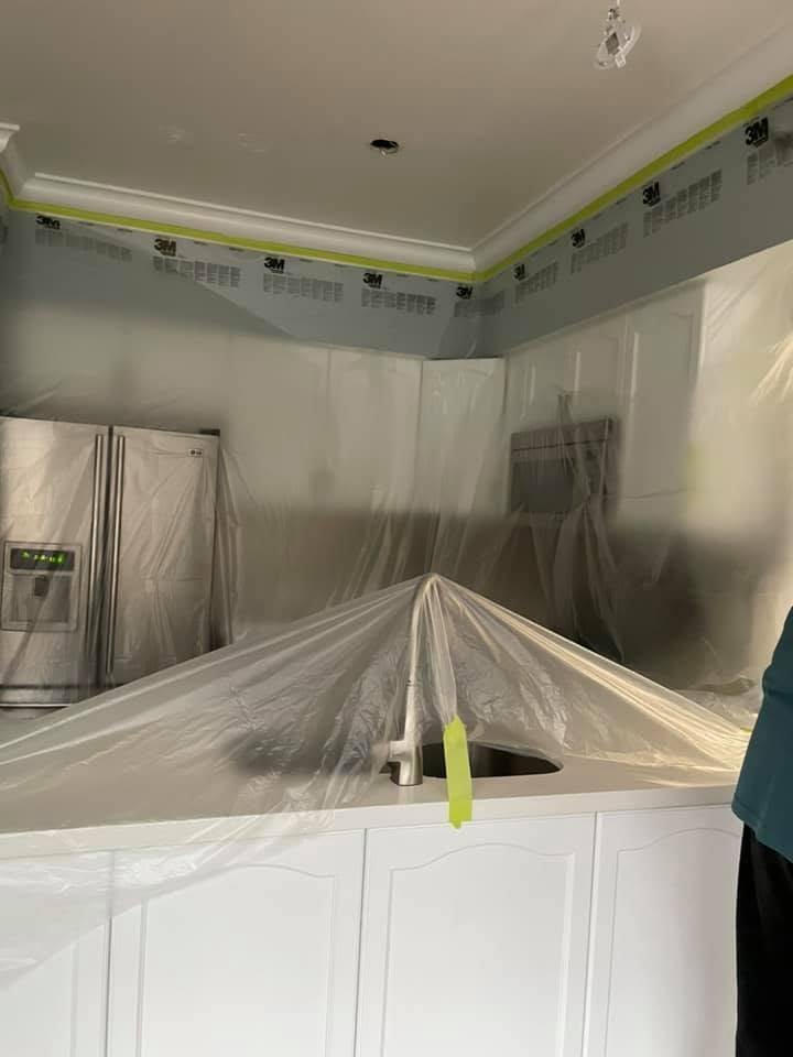 Protected kitchen with a ceiling opening prepared for pot-light wiring.