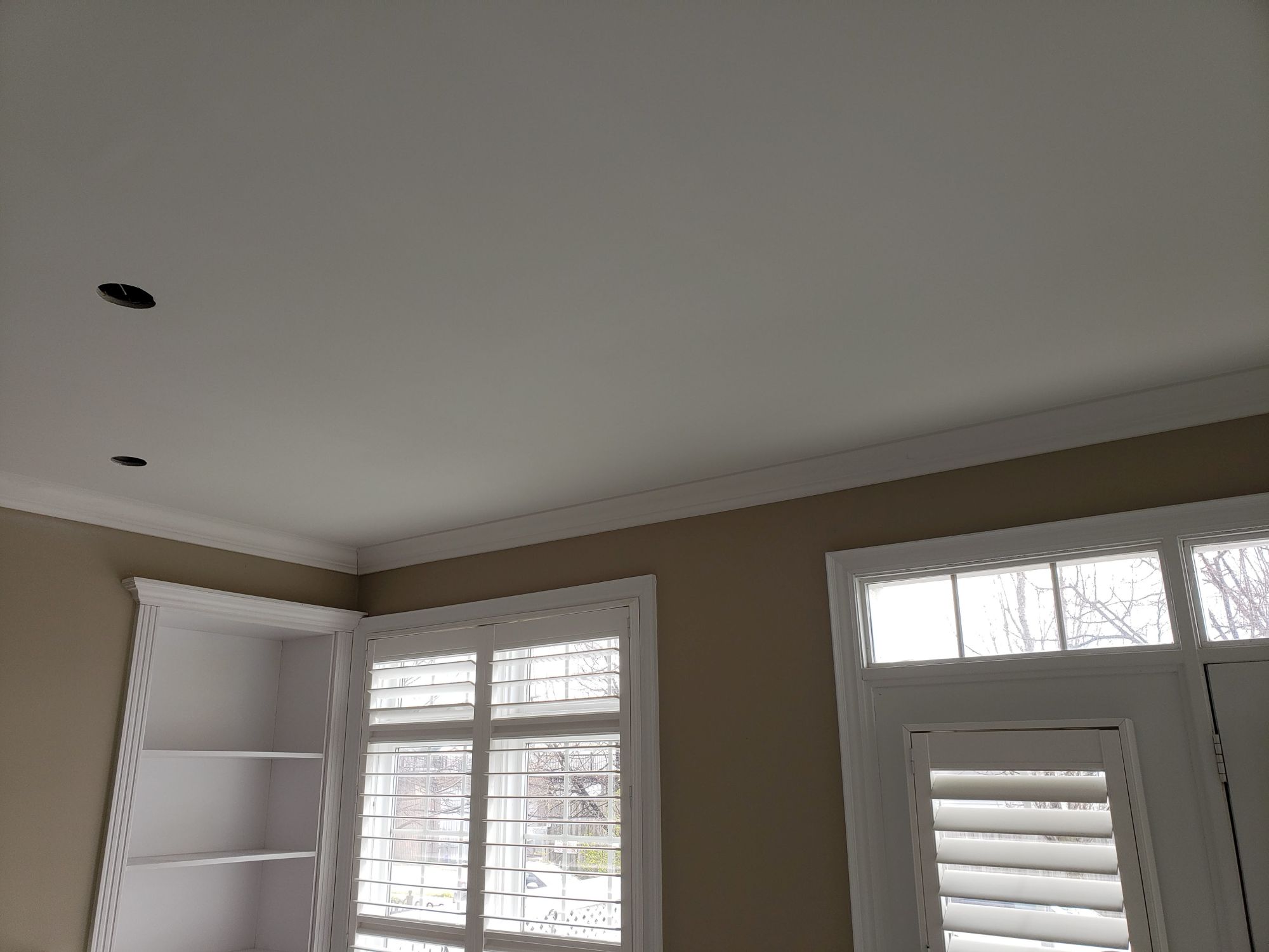 Room-wide popcorn ceiling transformation after